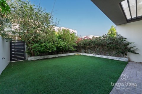 Снять в аренду виллу в Дубай Хилс Эстейт, Дубай: 3 спальни, 270.9м², № 77149 - фото 2