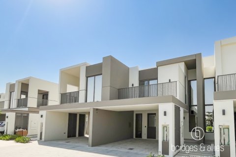 Снять в аренду виллу в Дубае: 3 спальни, 140.5м², № 77147 - фото 1