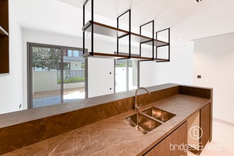 Снять в аренду виллу в Дубае: 3 спальни, 140.5м², № 77147 - фото 3