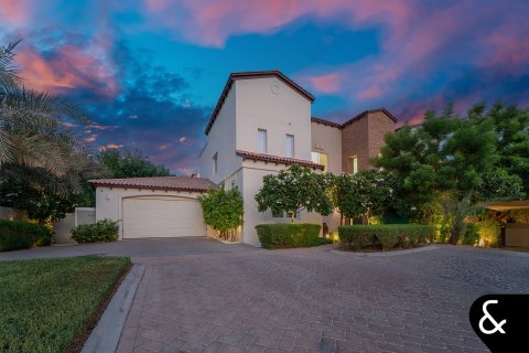 Villa in Jumeirah Golf Estates, Dubai 6 bedrooms, 764 sq.m. № 75702 - photo 2