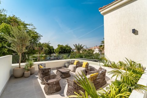 Villa in Jumeirah Islands, Dubai 5 bedrooms, 547 sq.m. № 100344 - photo 10