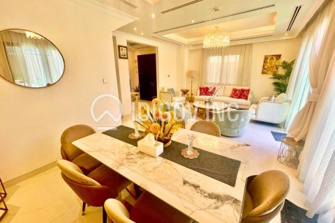 Villa in Al Barsha, Dubai 3 bedrooms, 228 sq.m. № 38578 - photo 2