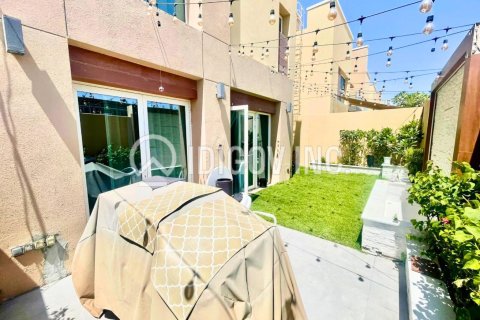 Villa in Al Barsha, Dubai 3 bedrooms, 228 sq.m. № 38578 - photo 9