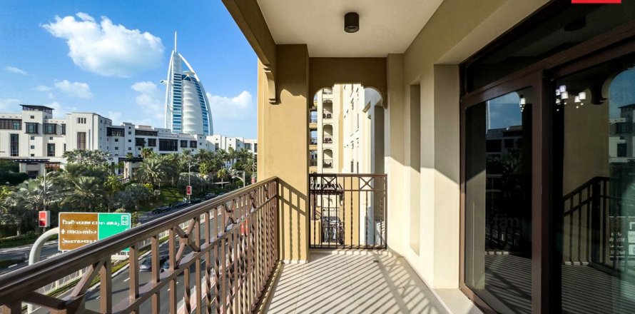 Appartement à Umm Suqeim, Dubai, 3 chambres, 175.3 m², № 92068
