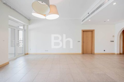 Снять в аренду квартиру в Пальме Джумейре, Дубай: 2 спальни, 186м², № 21693 - фото 1