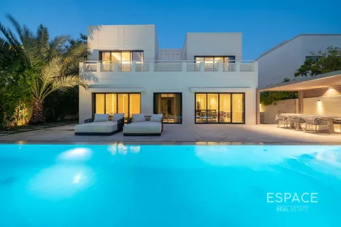 Villa in Meadows, Dubai 4 bedrooms, 332 sq.m. № 61511 - photo 1