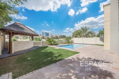 Villa en Victory Heights, Dubai Sports City, Dubai, 5 dormitorios, 446 m², № 78160 - foto 2