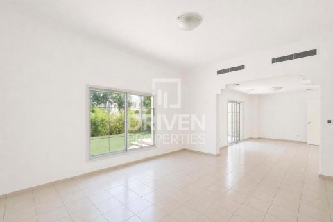 Villa à The Lakes, Dubai, 3 chambres, 436.74 m², № 129901 - photo 2