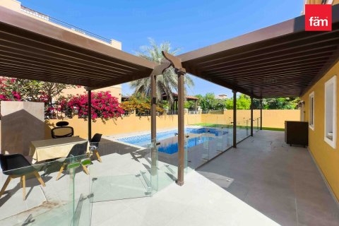 Villa en Dubai, 5 dormitorios, 561 m², № 95780 - foto 17