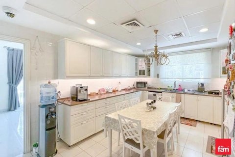 Купить виллу в Дубае: 5 спален, 861.4м², № 100190 - фото 3