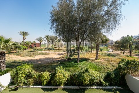 Снять в аренду виллу в DAMAC Hills (Akoya by DAMAC), Дубай: 5 спален, 640.00876700м², № 63587 - фото 1