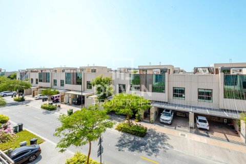 Villa in Meydan, Dubai 4 bedrooms, 219.34 sq.m. № 126834 - photo 24