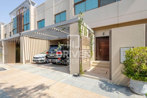 Villa in Meydan, Dubai 4 bedrooms, 219.34 sq.m. № 126834 - photo 18