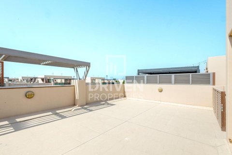 Villa in Meydan, Dubai 4 bedrooms, 219.34 sq.m. № 126834 - photo 22