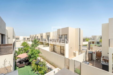 Снять в аренду виллу в EMAAR South, Dubai South (Dubai World Central), Дубай: 4 спальни, 237м², № 66604 - фото 23