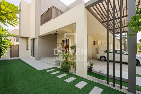 Снять в аренду виллу в EMAAR South, Dubai South (Dubai World Central), Дубай: 4 спальни, 237м², № 66604 - фото 6