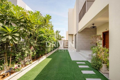 Снять в аренду виллу в EMAAR South, Dubai South (Dubai World Central), Дубай: 4 спальни, 237м², № 66604 - фото 3