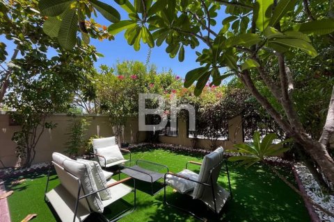 Townhouse in Jumeirah Village Triangle, Dubai 2 bedrooms, 279 sq.m. № 24311 - photo 1