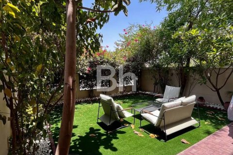 Townhouse in Jumeirah Village Triangle, Dubai 2 bedrooms, 279 sq.m. № 24311 - photo 4