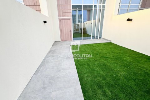 Townhouse in Dubai Land, Dubai 1 bedroom, 63 sq.m. № 15758 - photo 1