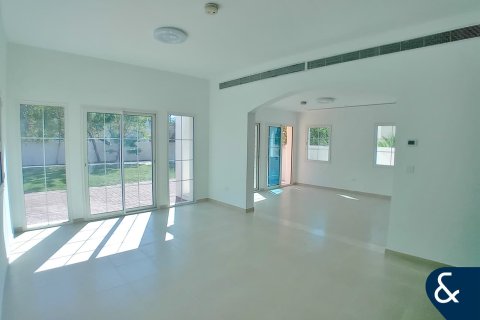 Снять в аренду виллу в Jumeirah Village Triangle, Дубай: 2 спальни, 674м², № 98813 - фото 2