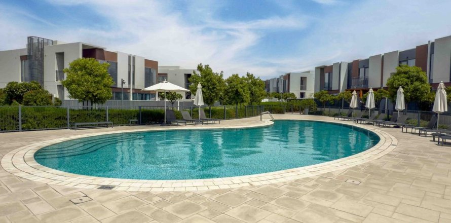 Adosado en Dubai, 3 dormitorios, 390 m², № 55706