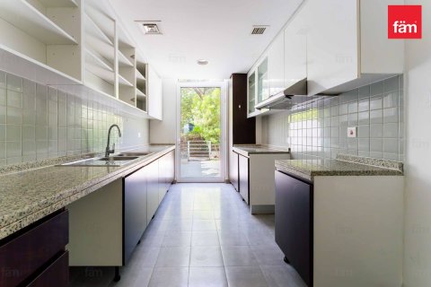 Снять в аренду таунхаус в Дубае: 3 спальни, 187.2м², № 64444 - фото 1