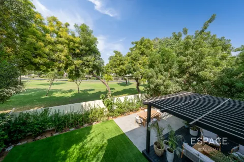 Villa in The Lakes, Dubai 3 bedrooms, 315 sq.m. № 71011 - photo 1