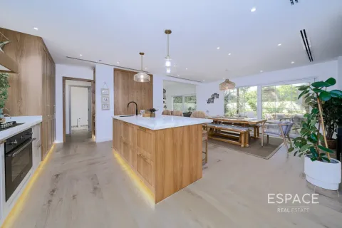 Villa in The Lakes, Dubai 3 bedrooms, 315 sq.m. № 71011 - photo 2