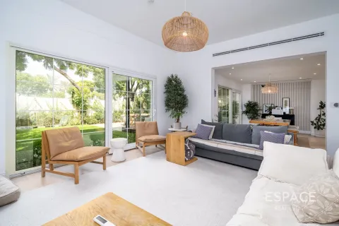 Villa in The Lakes, Dubai 3 bedrooms, 315 sq.m. № 71011 - photo 5