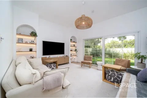 Villa in The Lakes, Dubai 3 bedrooms, 315 sq.m. № 71011 - photo 6