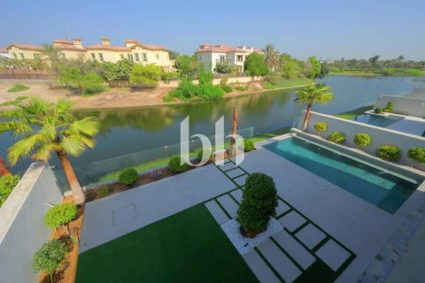 Купить виллу в Jumeirah Park, Дубай: 5 спален, 631м², № 56280 - фото 1