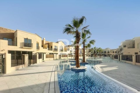 Adosado en Jumeirah Golf Estates, Dubai, 3 dormitorios, 204 m², № 24309 - foto 1