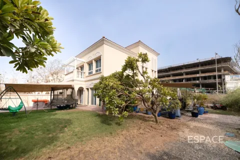 Villa in Jumeirah Village Triangle, Dubai 2 bedrooms, 278 sq.m. № 62132 - photo 2