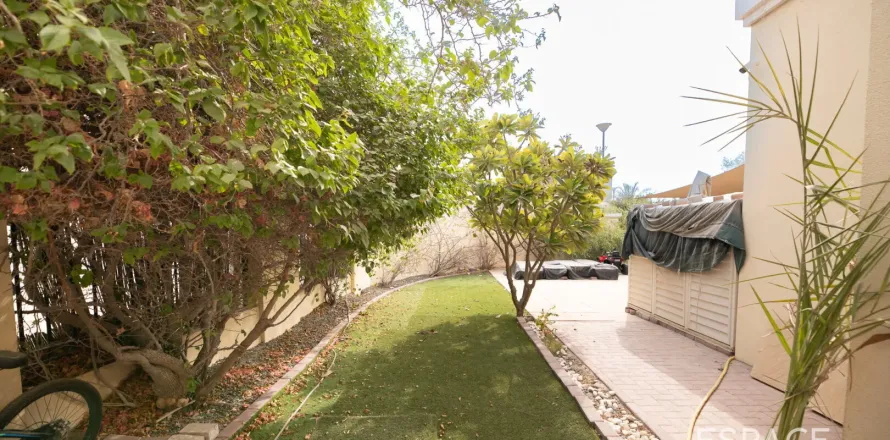 Villa in Jumeirah Village Triangle, Dubai 2 bedrooms, 278 sq.m. № 62132