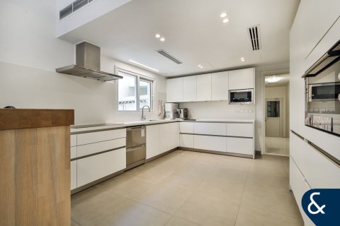 Villa en Meadows, Dubai, 5 dormitorios, 391 m², № 98765 - foto 3