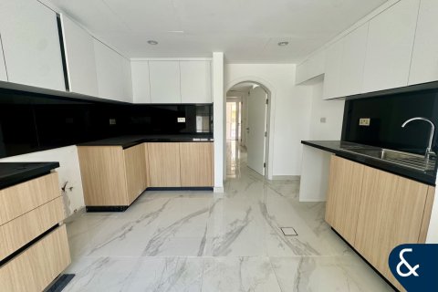 Снять в аренду виллу в The Springs, Дубай: 3 спальни, 210м², № 98874 - фото 3