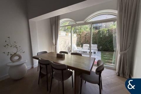 Снять в аренду виллу в Dubai Land, Дубай: 2 спальни, 173м², № 79054 - фото 5