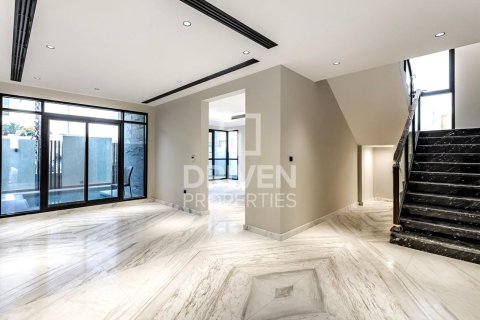 Villa in Nad Al Sheba 1, Nadd Al Sheba, Dubai 5 bedrooms, 471 sq.m. № 19414 - photo 4