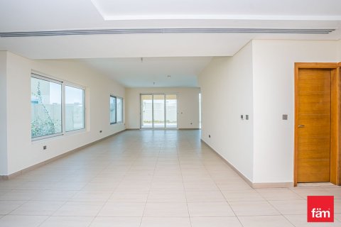 Снять в аренду виллу в Дубае: 4 спальни, 510м², № 99433 - фото 3