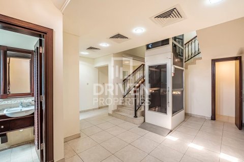 Villa in Victory Heights, Dubai Sports City, Dubai 5 bedrooms, 541.9 sq.m. № 136565 - photo 17