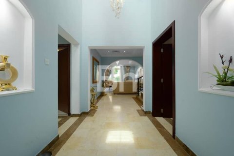 Villa in Jumeirah Islands, Dubai 4 bedrooms, 491 sq.m. № 24932 - photo 11