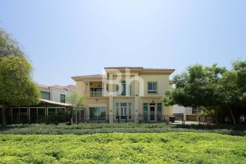 Villa in Jumeirah Islands, Dubai 4 bedrooms, 491 sq.m. № 24932 - photo 1