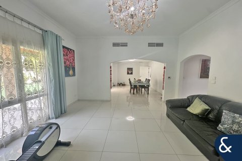 Villa in Meadows, Dubai 4 bedrooms, 569 sq.m. № 76661 - photo 4