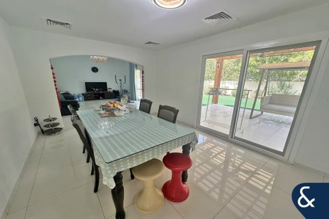 Villa in Meadows, Dubai 4 bedrooms, 569 sq.m. № 76661 - photo 2