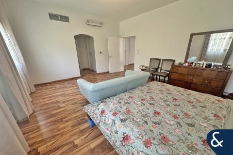 Villa in Meadows, Dubai 4 bedrooms, 569 sq.m. № 76661 - photo 15