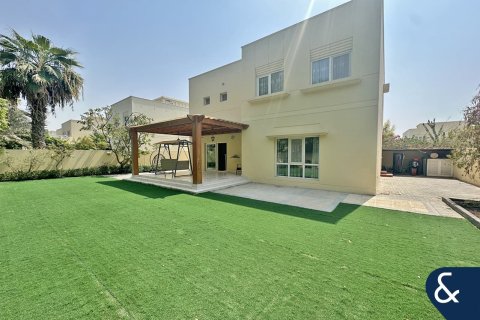 Villa in Meadows, Dubai 4 bedrooms, 569 sq.m. № 76661 - photo 1