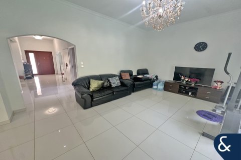 Villa in Meadows, Dubai 4 bedrooms, 569 sq.m. № 76661 - photo 3