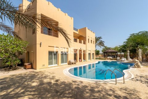 Купить виллу в Арабиан Ранчес, Дубай: 7 спален, 690м², № 43339 - фото 2
