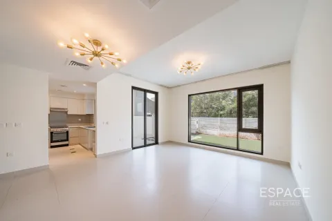 Villa in Dubai Hills Estate, Dubai 3 bedrooms, 211 sq.m. № 61724 - photo 2